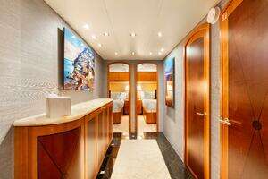 2005 Hatteras 100 Motor Yacht thumbnail 11