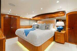 2005 Hatteras 100 Motor Yacht thumbnail 7