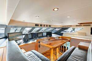 2005 Hatteras 100 Motor Yacht thumbnail 32