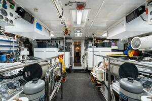 2005 Hatteras 100 Motor Yacht thumbnail 44