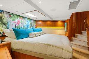 2005 Hatteras 100 Motor Yacht thumbnail 20