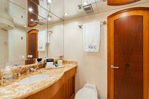 2005 Hatteras 100 Motor Yacht thumbnail 14