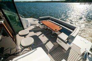 2020 Cruisers Yachts 60 Cantius thumbnail 3