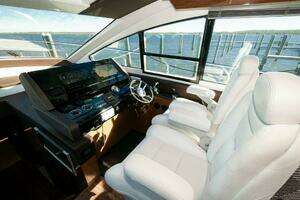 2020 Cruisers Yachts 60 Cantius thumbnail 2