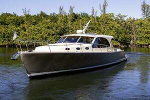 2017 Palm Beach Motor Yachts PB42 thumbnail 4
