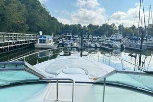 1997 Cruisers Yachts 4270 Esprit thumbnail 4