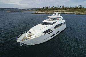 2017 Sunseeker 95 Yacht thumbnail 2