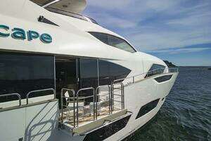 2017 Sunseeker 95 Yacht thumbnail 5