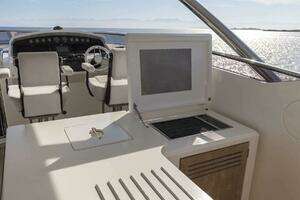 2017 Sunseeker 95 Yacht thumbnail 54