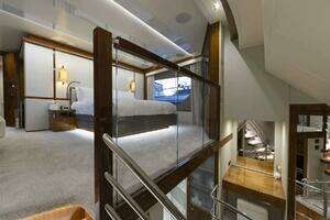 2017 Sunseeker 95 Yacht thumbnail 33
