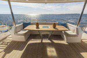 2017 Sunseeker 95 Yacht thumbnail 7