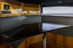 2017 Sunseeker 95 Yacht thumbnail 27