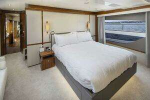 2017 Sunseeker 95 Yacht thumbnail 30