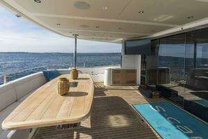 2017 Sunseeker 95 Yacht thumbnail 8