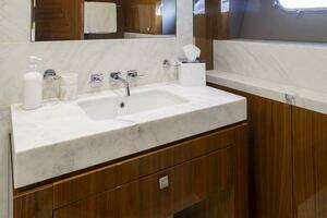 2017 Sunseeker 95 Yacht thumbnail 47