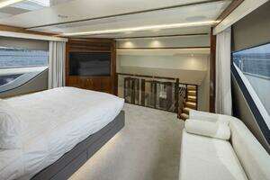 2017 Sunseeker 95 Yacht thumbnail 32