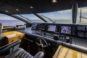2017 Sunseeker 95 Yacht thumbnail 24