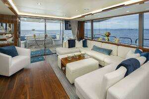 2017 Sunseeker 95 Yacht thumbnail 13