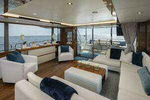 2017 Sunseeker 95 Yacht thumbnail 14