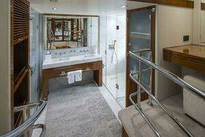 2017 Sunseeker 95 Yacht thumbnail 36