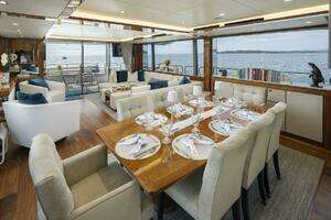2017 Sunseeker 95 Yacht thumbnail 17