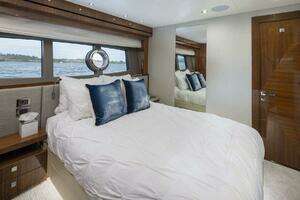 2017 Sunseeker 95 Yacht thumbnail 42