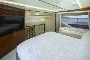 2017 Sunseeker 95 Yacht thumbnail 31
