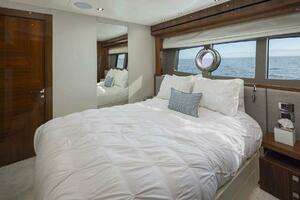 2017 Sunseeker 95 Yacht thumbnail 40