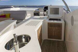 2017 Sunseeker 95 Yacht thumbnail 53