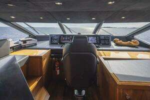 2017 Sunseeker 95 Yacht thumbnail 22