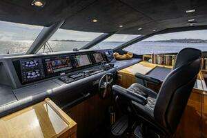 2017 Sunseeker 95 Yacht thumbnail 23