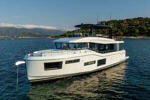 2026 Beneteau Grand Trawler 63 thumbnail 2