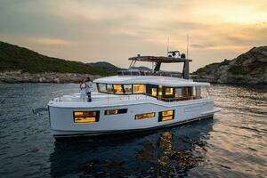 2026 Beneteau Grand Trawler 63 thumbnail 1