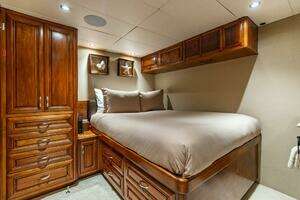 2009 Crystal Yachts Enclosed Pilothouse thumbnail 18