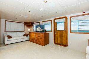2009 Crystal Yachts Enclosed Pilothouse thumbnail 23