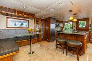 2009 Crystal Yachts Enclosed Pilothouse thumbnail 14
