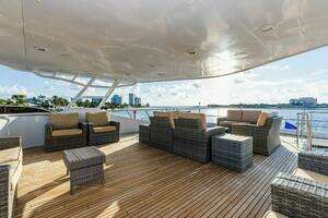 2009 Crystal Yachts Enclosed Pilothouse thumbnail 32
