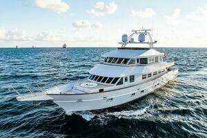 2009 Crystal Yachts Enclosed Pilothouse thumbnail 35