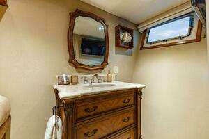 2009 Crystal Yachts Enclosed Pilothouse thumbnail 19