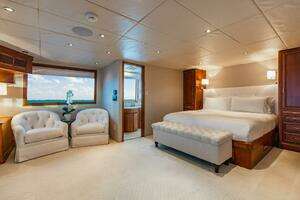 2009 Crystal Yachts Enclosed Pilothouse thumbnail 22