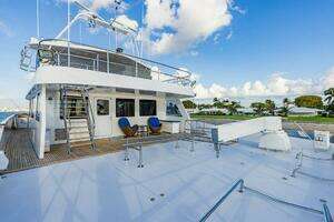 2009 Crystal Yachts Enclosed Pilothouse thumbnail 30