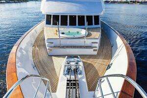 2009 Crystal Yachts Enclosed Pilothouse thumbnail 29