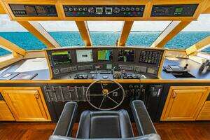 2009 Crystal Yachts Enclosed Pilothouse thumbnail 26
