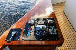 2009 Crystal Yachts Enclosed Pilothouse thumbnail 27