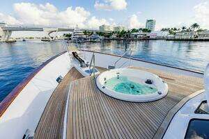 2009 Crystal Yachts Enclosed Pilothouse thumbnail 33