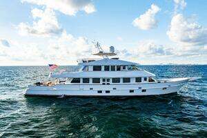 2009 Crystal Yachts Enclosed Pilothouse thumbnail 1