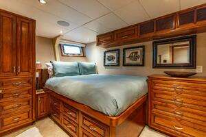 2009 Crystal Yachts Enclosed Pilothouse thumbnail 20