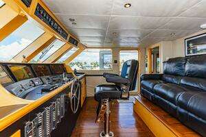 2009 Crystal Yachts Enclosed Pilothouse thumbnail 25