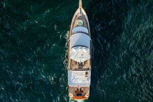 2009 Crystal Yachts Enclosed Pilothouse thumbnail 38