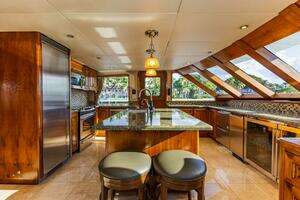 2009 Crystal Yachts Enclosed Pilothouse thumbnail 13
